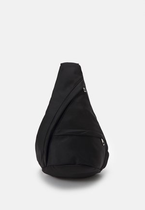 Czarna torba na ramię w kształcie kropli łzy z przednią kieszenią na zamek i pojedynczym regulowanym paskiem na ramię na jednolitym jasnym tle.