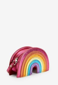 Regenbogenförmige, metallic pinke Geldbörse mit geschichteten Farben: Rot, Orange, Gelb, Grün und Blau. Mit Reißverschluss und Handgelenkband.