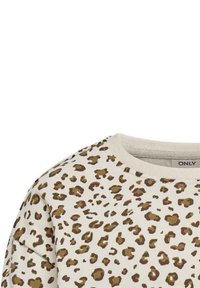 Sweatshirt à imprimé léopard avec un fond beige clair et des taches brunes, présentant un col rond et des poignets côtelés, fabriqué en tissu doux.