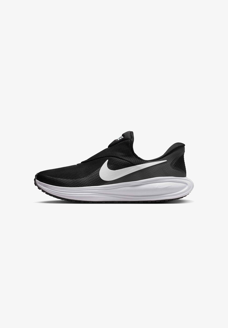 Chaussure de course Nike noire et blanche avec un grand logo swoosh blanc et une semelle blanche amortie, vue de côté sur fond blanc.