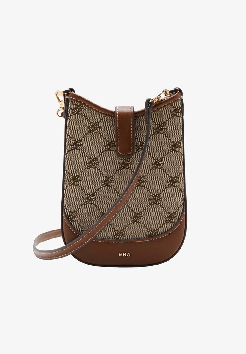 Petit sac bandoulière marron avec tissu à motifs, garniture en cuir, fermeture à rabat et logo MNG doré sur le bas du devant au centre.