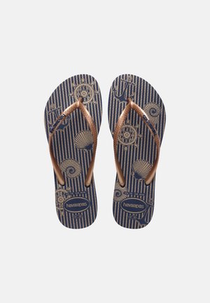 Tongs bleues avec des brides dorées, décorées d'icônes sur le thème marin comme des ancres, des coquillages et des roues de navire, étiquetées "havaianas".