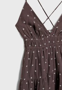 Stradivarius SHORT FLOWING EMBROIDERED - Robe de jour - dark brown