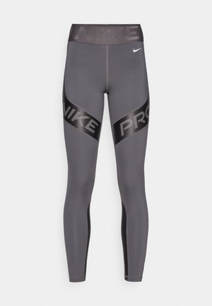Grå treningstights med strukturert svart "NIKE PRO" livlinning og sideaksenter, med et glatt stoff og tettsittende design.