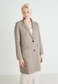 Hnedý kabát zo zmesi vlny s výstrihom do V, jednoprsťové zapínanie na dva gombíky a two predné vrecká. Hladká textúra a prispôsobený strih.