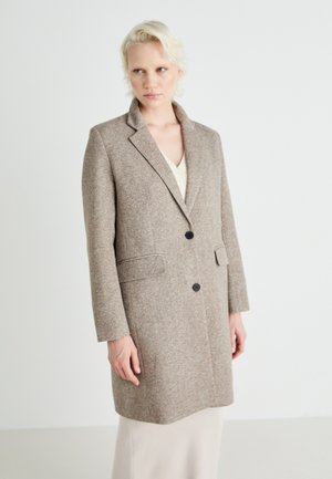 Manteau en mélange de laine marron avec un col cranté, fermeture à deux boutons à un bouton, et deux poches avant. Texture lisse et coupe cintrée.