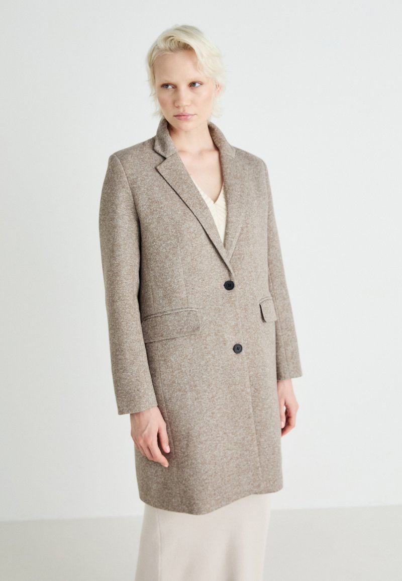 Hnedý kabát zo zmesi vlny s výstrihom do V, jednoprsťové zapínanie na dva gombíky a two predné vrecká. Hladká textúra a prispôsobený strih.