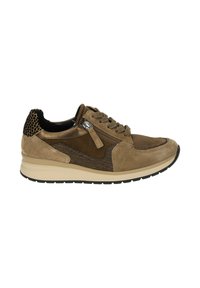 Sneaker en daim marron et tissu avec un accent texturé noir au talon, comportant des lacets et une fermeture éclair latérale pour un enfilage facile. Semelle légère.