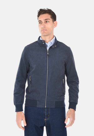 Giacca bomber blu navy con colletto rialzato, cerniera frontale e due tasche laterali. Tessuto morbido con polsini e orlo a coste.