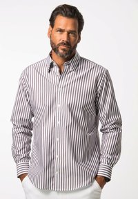 Camicia a righe in viola chiaro e bianco, maniche lunghe, colletto button-down, con bottoni frontali e polsini a contrasto in una vestibilità su misura.
