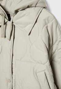 Stradivarius HOODED PUFFER  - Giacca invernale - white