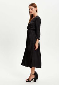Liquorish MIDI WITH DETAILS - Day dress - black
