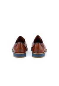 Scarpe in pelle marrone con una superficie liscia, caratterizzate da una punta arrotondata, tacco corto e un accento blu lungo la suola.