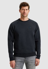 Middengrijze sweatshirt met een geribde halslijn en manchetten, voorzien van een klein rechthoekig logo op de borst. Zachte stof met een gladde textuur.