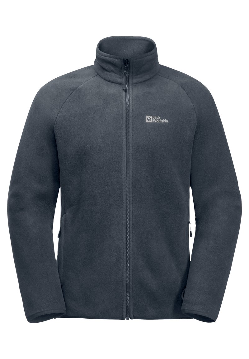Giacca in pile grigia con colletto alto, zip completa e due tasche laterali. Presenta un logo sul lato superiore sinistro. Tessuto morbido.