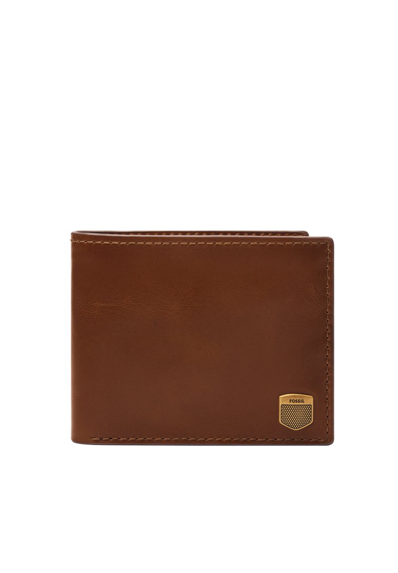 Bruine leren bifold portemonnee met subtiele textuur, contrasterende stiksels en een goudkleurig Fossil-embleem. Eenvoudig ontwerp, zonder zichtbare patronen.
