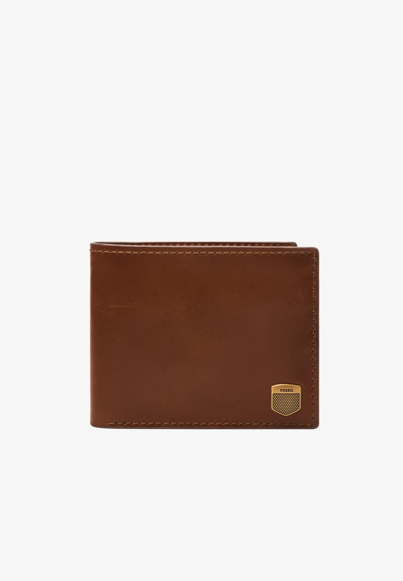 Bruine leren bifold portemonnee met subtiele textuur, contrasterende stiksels en een goudkleurig Fossil-embleem. Eenvoudig ontwerp, zonder zichtbare patronen.