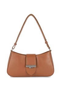 Borsa a tracolla in pelle marrone con forma arcuata, chiusura a pattina superiore e dettagli in metallo argentato, dotata di una sola tracolla regolabile.