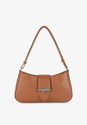 Borsa a tracolla in pelle marrone con forma arcuata, chiusura a pattina superiore e dettagli in metallo argentato, dotata di una sola tracolla regolabile.