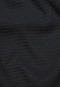 Tessuto nero testurizzato con un motivo a coste, caratterizzato da un aspetto liscio e leggermente elasticizzato. Adatto per vari capi di abbigliamento.