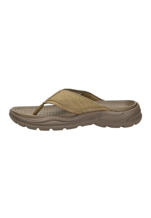 Braune gepolsterte Flip-Flop-Sandale mit strukturiertem Fußbett, Stoffriemen und gemusterter, robuster Sohle, entworfen für den Freizeitgebrauch.