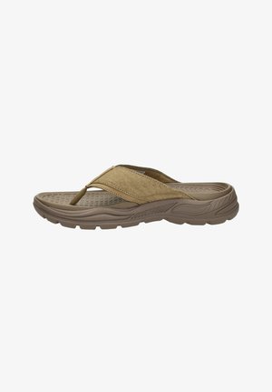 Braune gepolsterte Flip-Flop-Sandale mit strukturiertem Fußbett, Stoffriemen und gemusterter, robuster Sohle, entworfen für den Freizeitgebrauch.