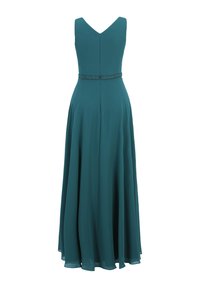 Átlátszó zöldes-kék maxi ruha V-kivágással és fitted derékkal, gyöngyökkel díszített övvel, ami egy lágy szoknyába folyik.