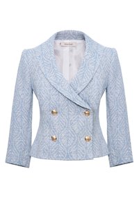Jasnoniebieska marynarka dwurzędowa wykonana z teksturowanej tkaniny. Posiada złote guziki oraz klapę w szpic, z dopasowanym krojem i długimi rękawami.