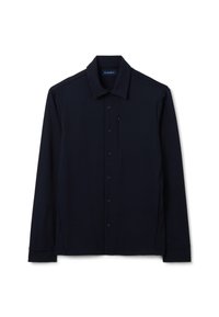 Camicia a maniche lunghe color blu navy realizzata in tessuto liscio, con chiusura frontale a bottoni, colletto appuntito e dettaglio di una singola tasca sul petto.