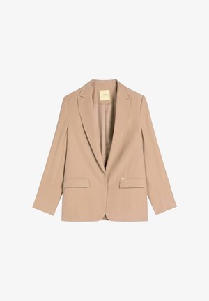 Beżowa, dopasowana marynarka z klapowanym kołnierzem, długimi rękawami i dwoma przednimi kieszeniami z patkami, prezentowana na białym tle.