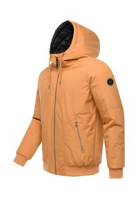 Giacca arancione con cappuccio, dotata di zip frontale, due zip laterali, polsini a costine e un rivestimento imbottito nero. Patch del logo sulla manica.