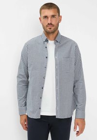 Karierte Button-Down-Hemd aus Baumwolle in Marineblau und Weiß, mit langen Ärmeln, klassischem Kragen und einer einzelnen Brusttasche.