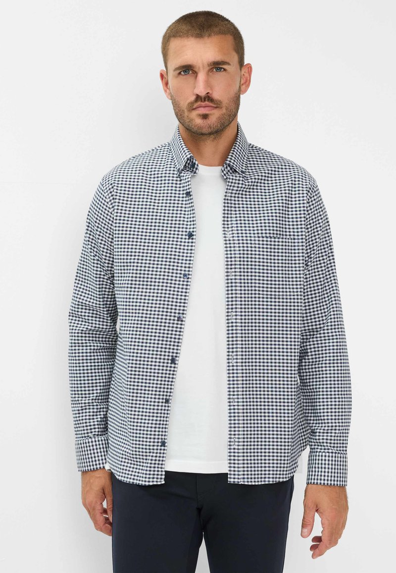 Karierte Button-Down-Hemd aus Baumwolle in Marineblau und Weiß, mit langen Ärmeln, klassischem Kragen und einer einzelnen Brusttasche.