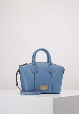 Petit sac à main en cuir bleu texturé avec poignées supérieures, bandoulière amovible et plaque de marque rectangulaire dorée à l'avant.