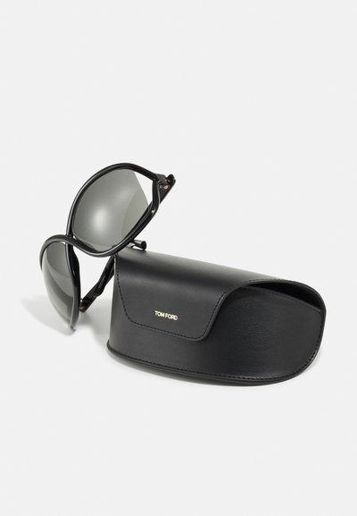 Occhiali da sole neri con lenti grigie e montatura lucida, abbinati a una custodia in pelle nera con il logo dorato "TOM FORD".