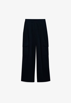 Pantaloni evazați, cu talie înaltă, dintr-un material în nuanță închisă de bleumarin. Prezintă plisuri și două buzunare laterale de tip cargo. Textură netedă, cu un design curat.