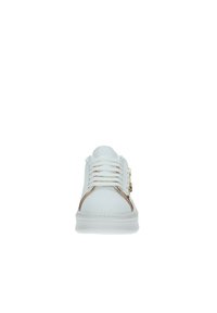 Sneaker bianco con materiale in pelle liscia, lacci piatti, dettagli dorati sui lati e design della punta arrotondata.