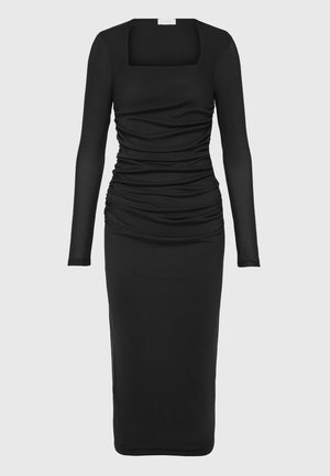 Duga crna haljina s kvadratnim izrezom, nabranim detaljima i oblikom koji prati liniju tijela, izrađena od rastezljivog materijala.