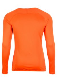 Camicia a maniche lunghe di un brillante arancione, realizzata in tessuto liscio e stretch. Presenta un collo arrotondato e cuciture piatte.