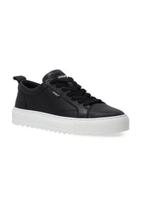 Schwarze Leder-Sneaker mit strukturierter Oberfläche, runder Zehenpartie, Schnürdesign und dicker Gummisohle in Weiß mit gezacktem Rand.