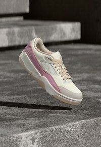 Niewybrane, sail/iced carmine/legend light brown