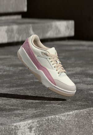 Jordan JORDAN FLIGHT COURT - Αθλητικά παπούτσια - sail/iced carmine/legend light brown