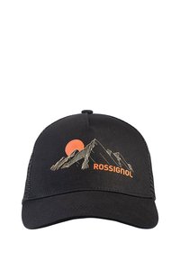 Cappello nero con visiera curvata. Presenta un design di montagna ricamato in bianco e un sole arancione, con il testo "ROSSIGNOL" in arancione.