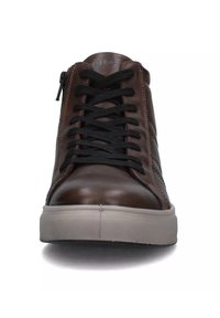Sneaker alto in pelle marrone con lacci neri, suola in gomma di colore chiaro e accenti di cuciture diagonali. Caratterizzato da una cerniera laterale per una facile vestibilità.