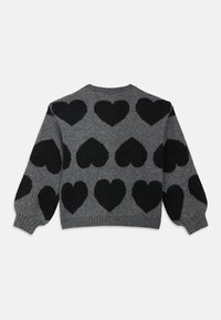 Γκρι πουλόβερ με υφή πλέξης, διακοσμημένο με μεγάλα μαύρα σχέδια καρδιών. Μανσέτες και τελείωμα με ριμπ ύφανση, στρογγυλή λαιμόκοψη. Απαλό υλικό.