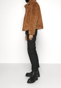 ONLY Petite Cargobyxor - black