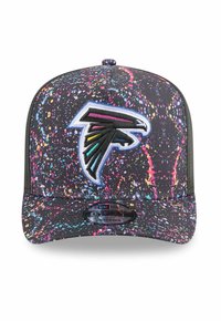 Casquette noire avec un motif éclaboussé coloré ; présente un logo brodé d'un faucon en bleu, rose et jaune, et une fermeture à pression en plastique.