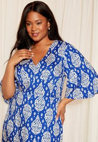 Curves Like These FLUTTER SLEEVE MIDI - REGULAR FIT - Denné šaty - blue