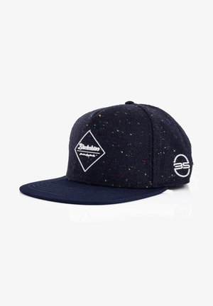 Sötétkék snapback sapka texturált anyagból, multiszínű foltokkal, fehér gyémánt logóval és egyszínű napellenzővel.