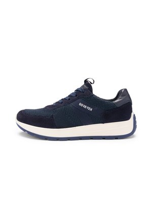 Marineblaue Sneakers mit einer Mischung aus Mesh- und Wildledertexturen, ausgestattet mit einer weißen Zwischensohle und einer blauen Gummisohle, versehen mit "GORE-TEX."